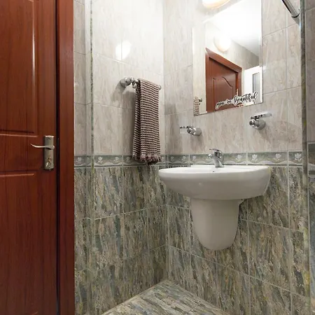 Becentral! By Rv Apartment Warna